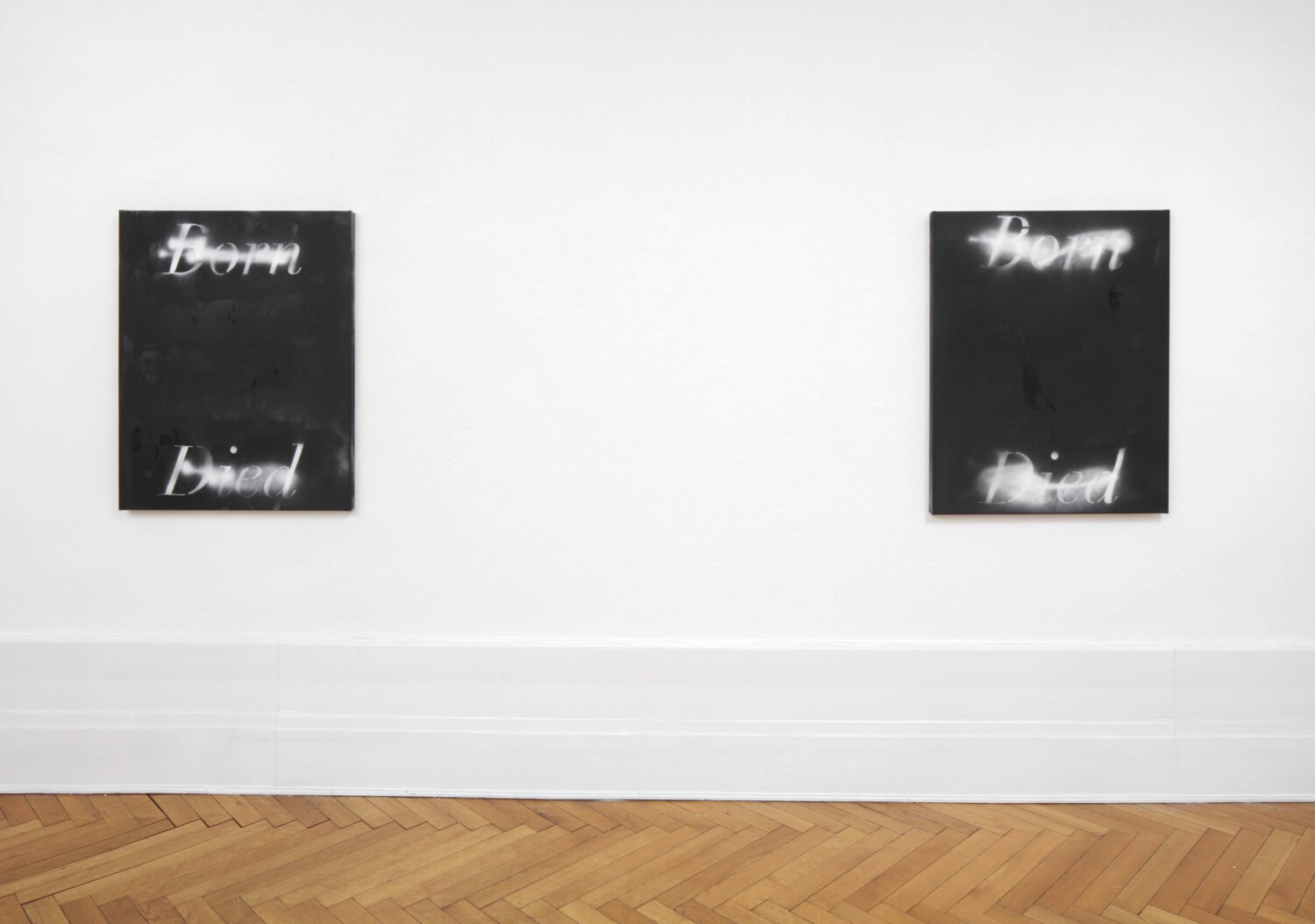 Zwei schwarze Gemälde von Richie Culver hängen nebeneinander. Sie haben die weiße Aufschrift "Born Died".